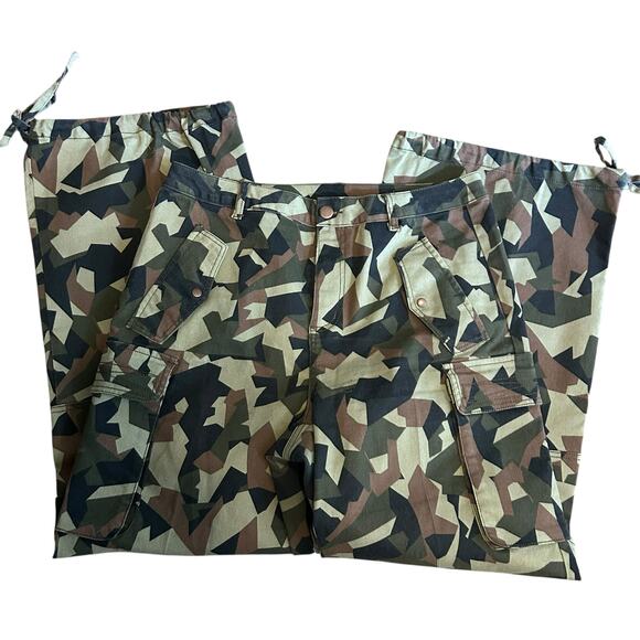 IT'S Camo Cargo Pants 14W Wide Leg Tie Ankle Pockets Green Black Brown - Picture 2 of 10